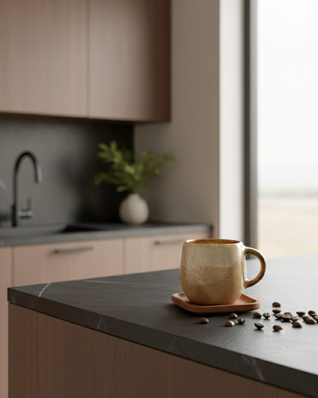 Tasse DUNAS beige en céramique artisanale, posée sur plan de travail moderne, fabrication portugaise.