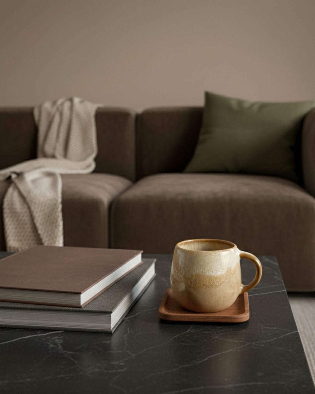 Tasse artisanale DUNAS beige sur table basse, ambiance douce et cocooning.
