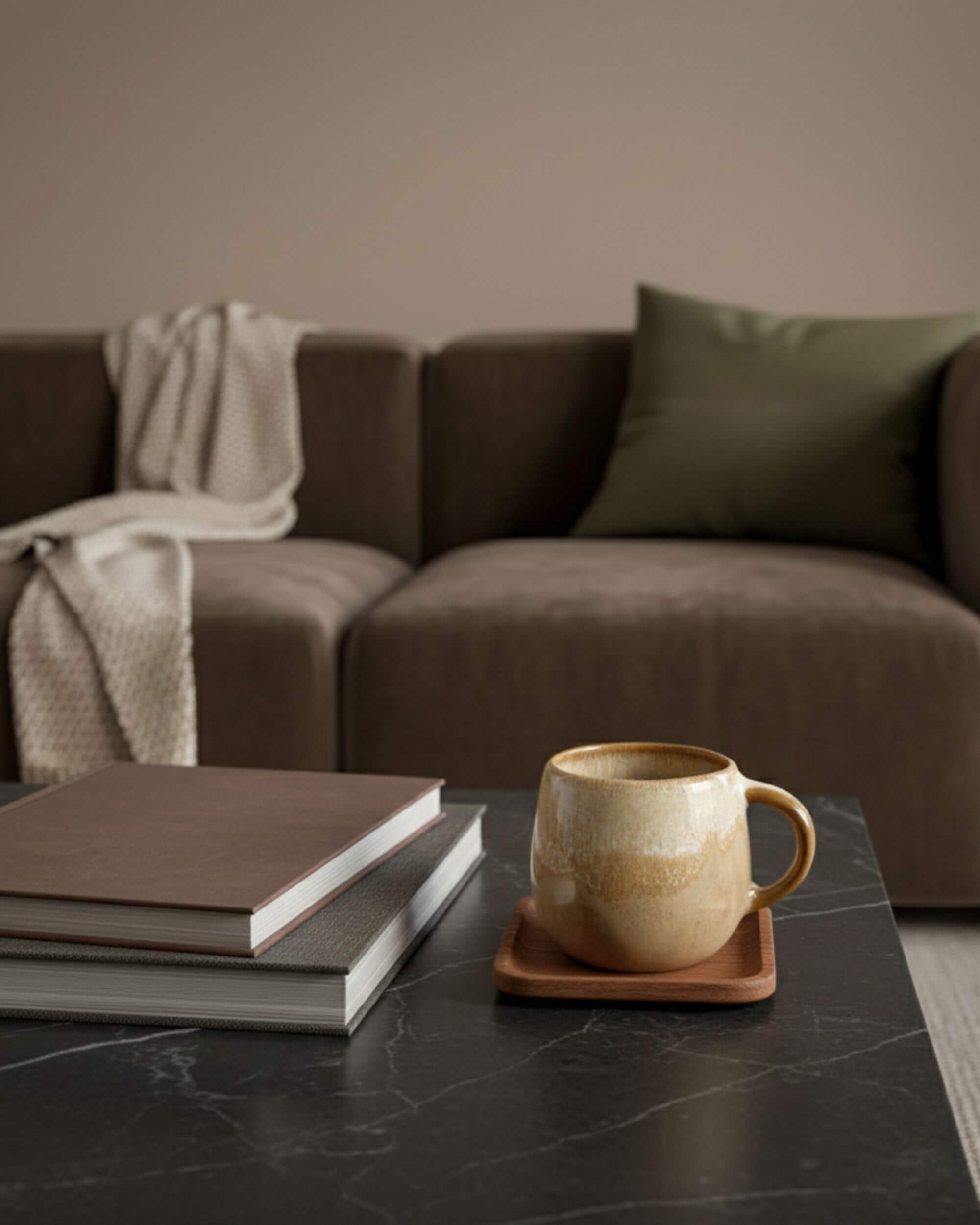 Tasse artisanale DUNAS beige sur table basse, ambiance douce et cocooning.