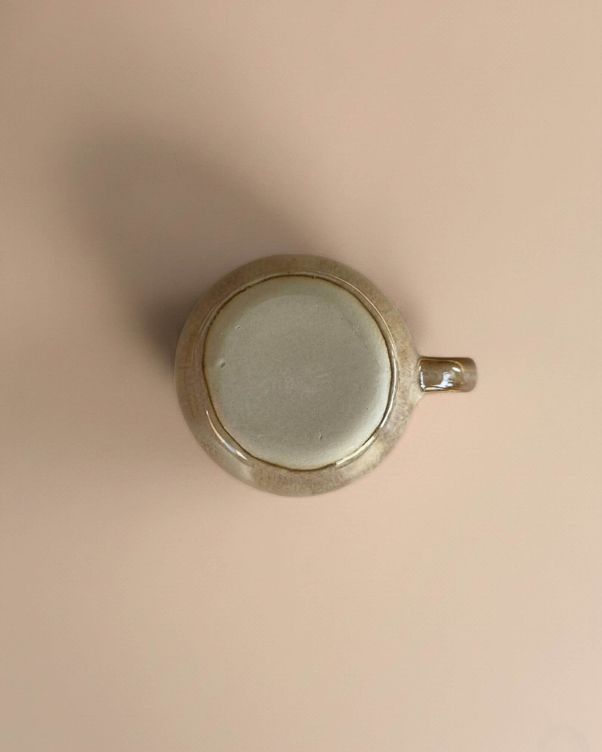 Dessous de la tasse DUNAS artisanale en céramique beige, émail artisanal et fabrication portugaise.