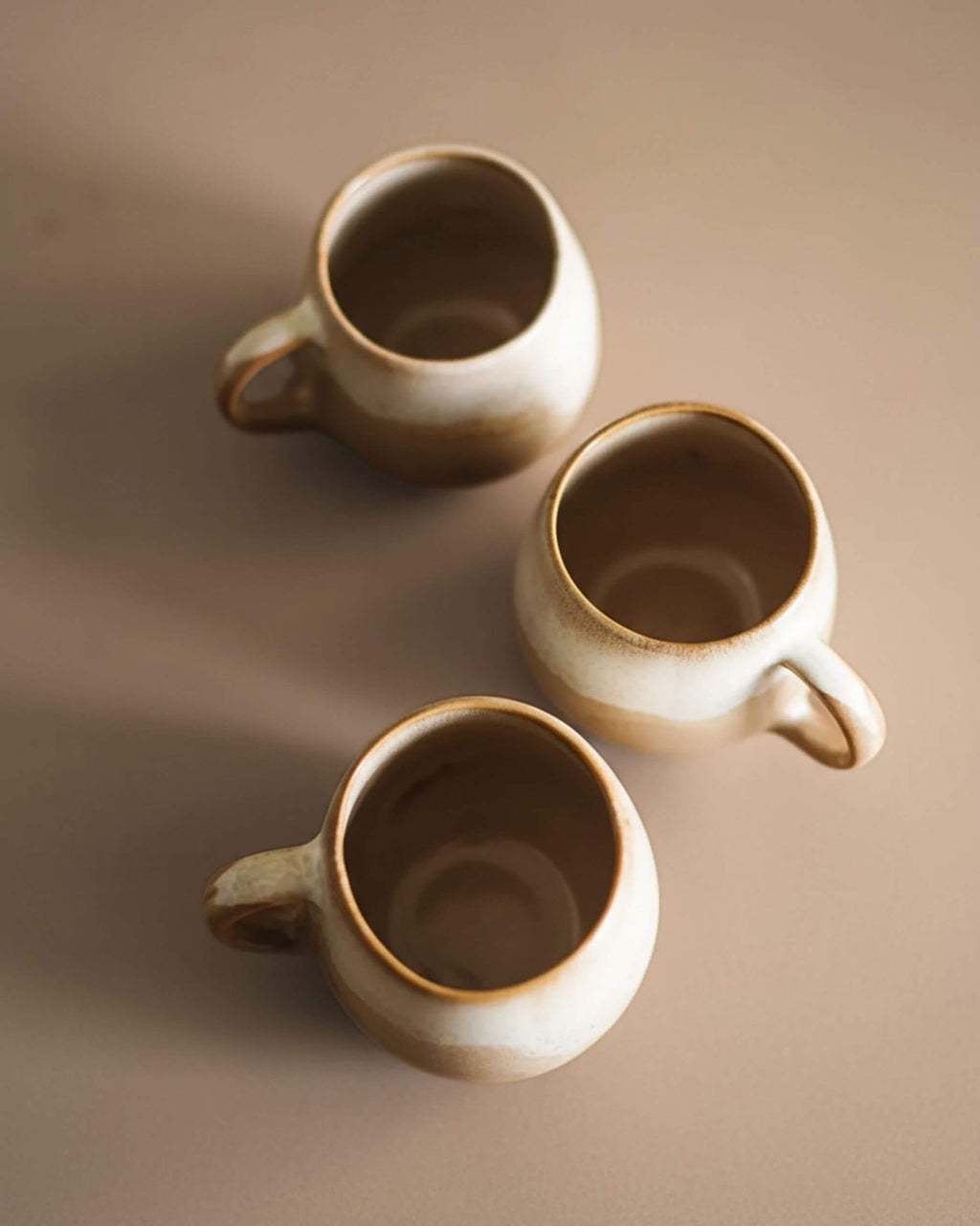 Vue du dessus de la tasse artisanale DUNAS beige en céramique portugaise, finition douce.