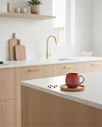 Tasse GUIMAUVE en céramique artisanale rose et orangé, sur plan de travail en bois clair, fabrication portugaise.