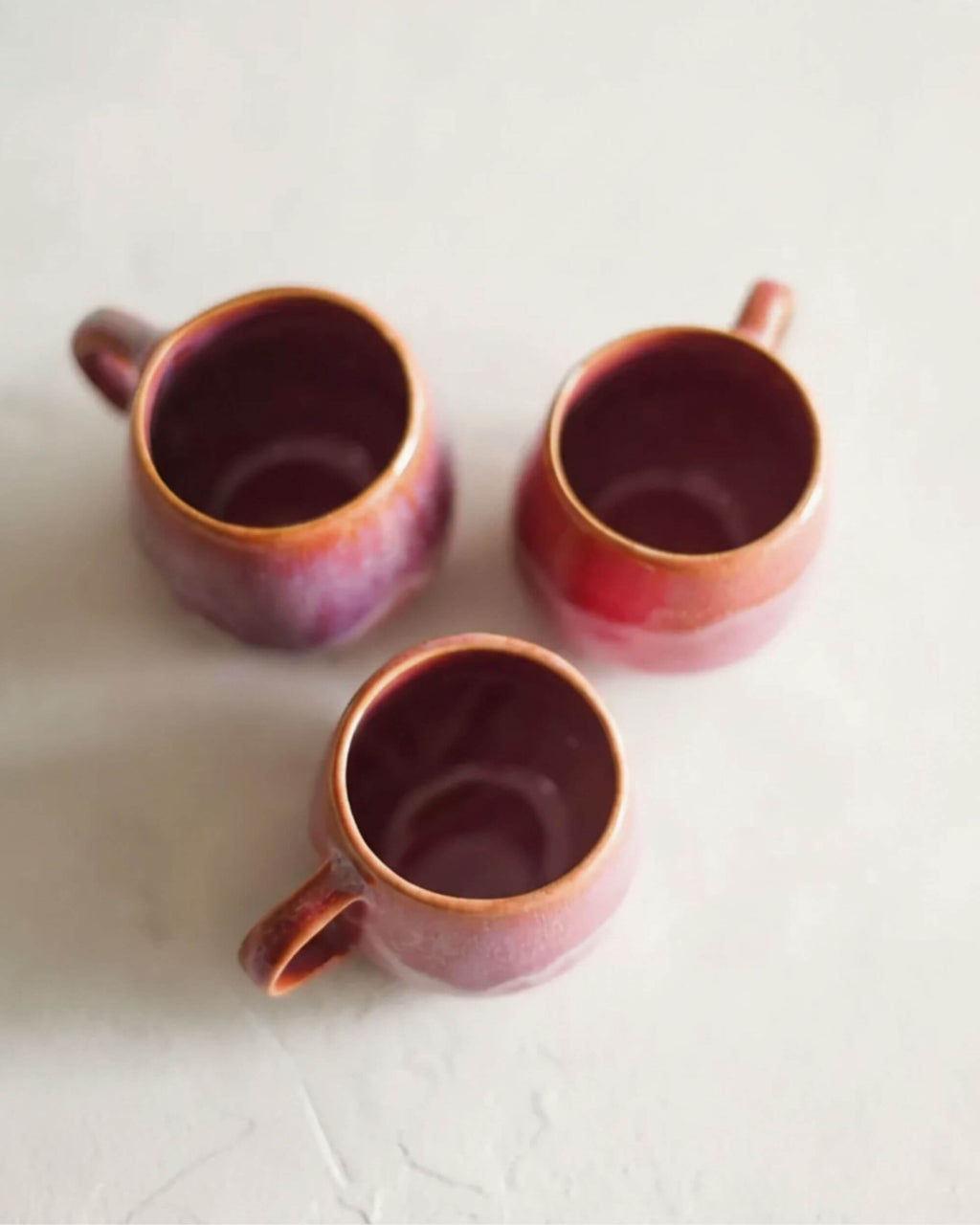 Vue du dessus de la tasse artisanale GUIMAUVE en céramique rose et orangé, finition brillante.