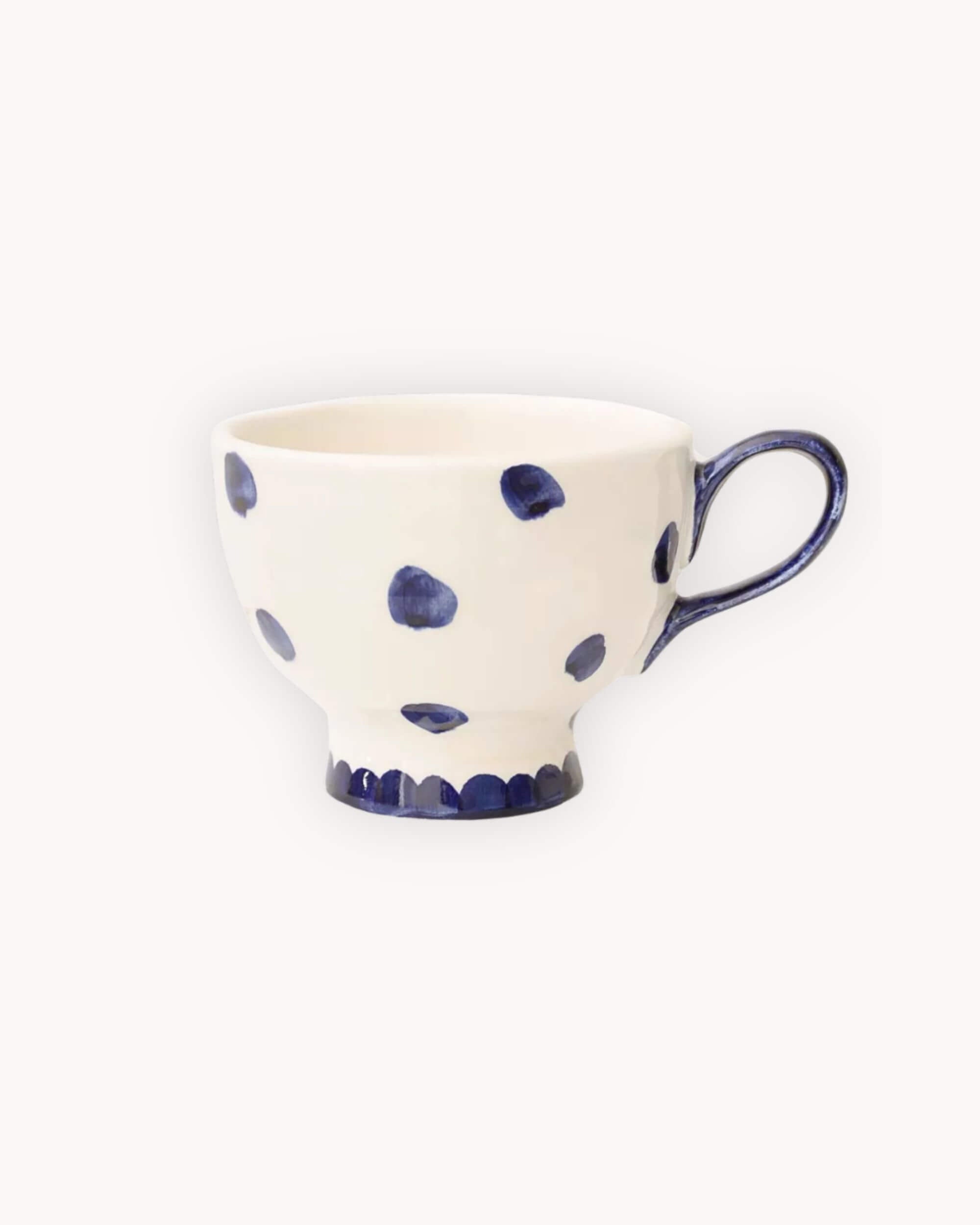 Tasse artisanale SUZANNE en céramique blanche à points bleus peinte à la main – Blomstra Home