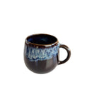 Tasse à café artisanale UNIVERS en céramique bleu profond et clair, faite main au Portugal, vue de face.