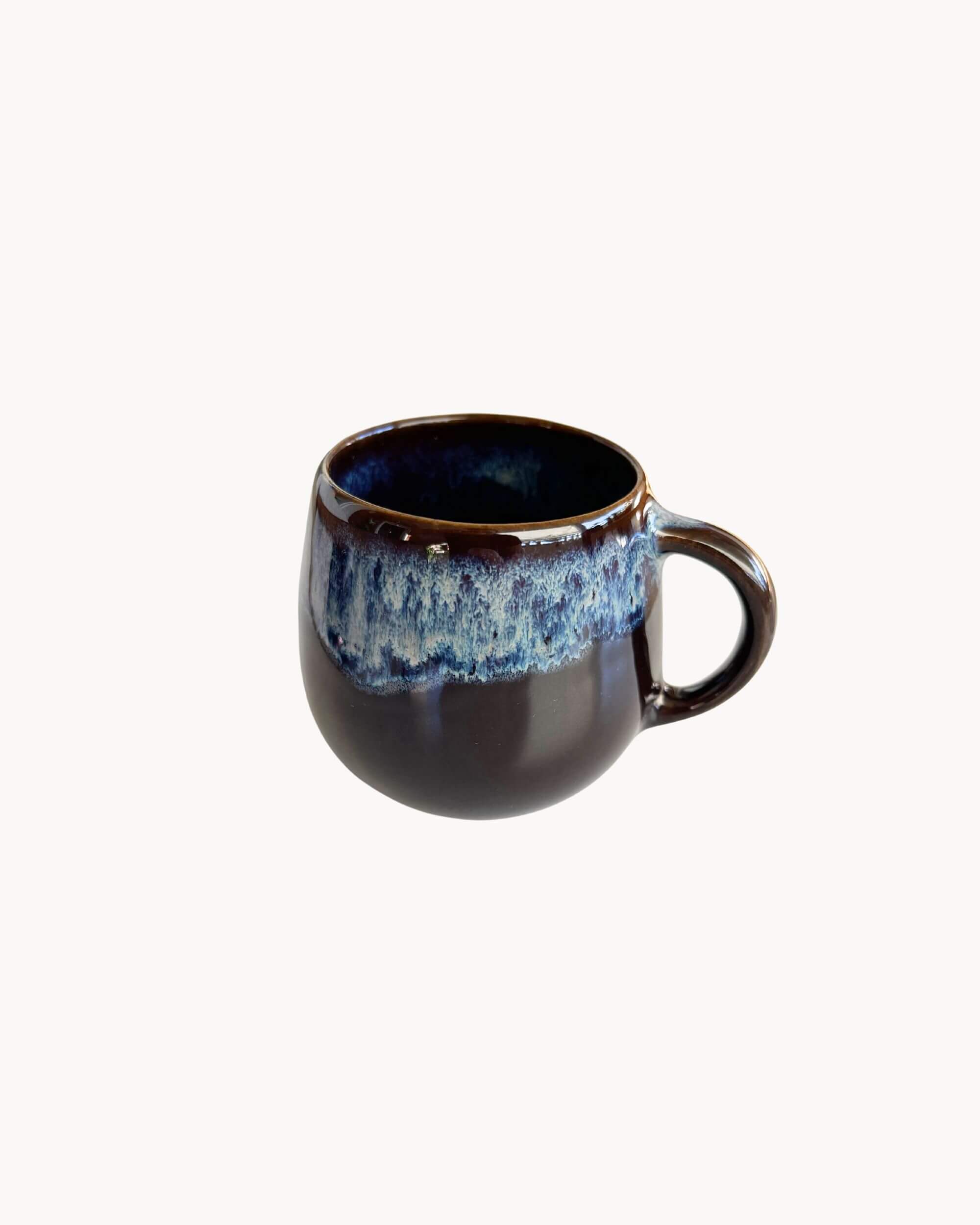 Tasse à café artisanale UNIVERS en céramique bleu profond et clair, faite main au Portugal, vue de face.
