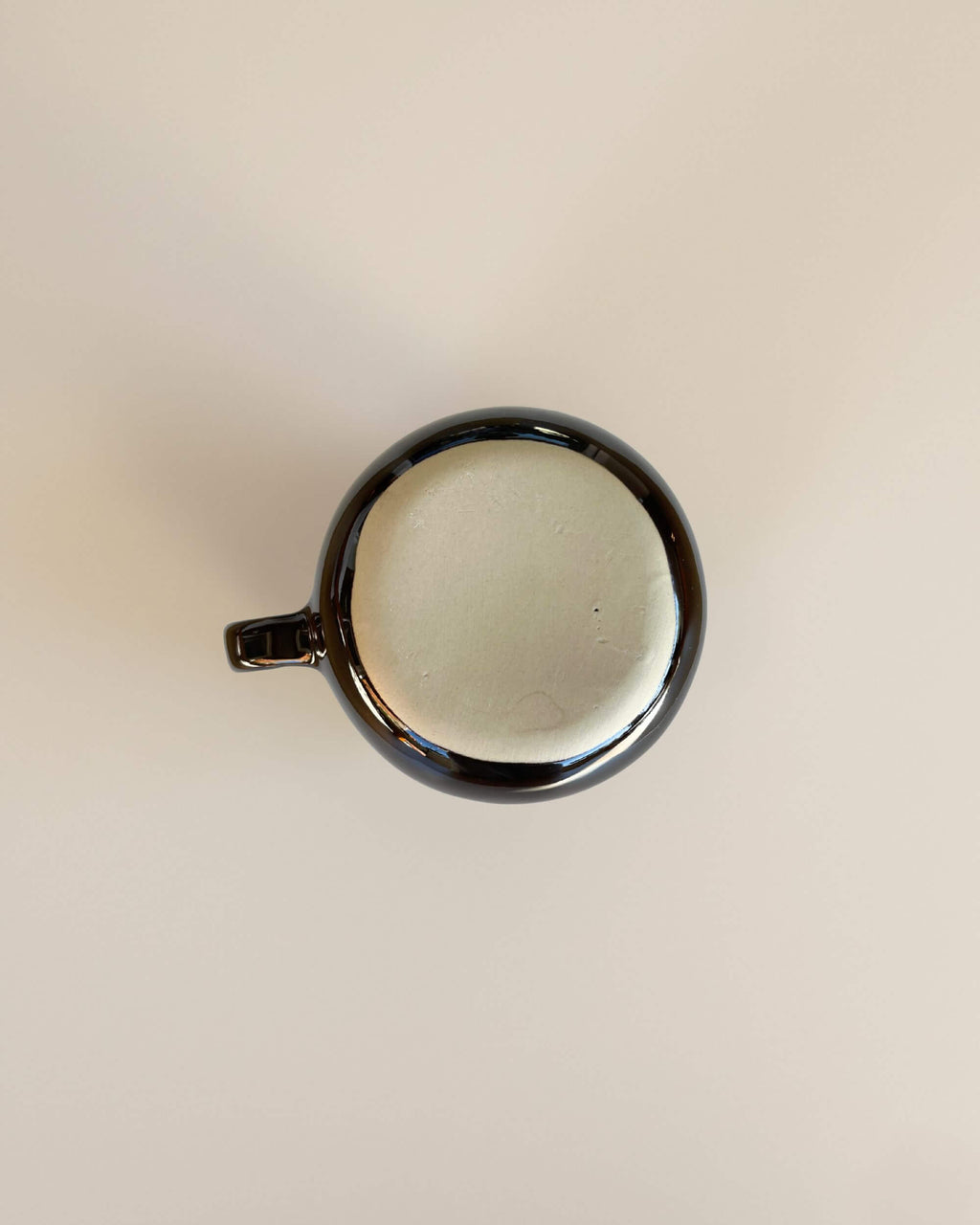 Dessous de la tasse artisanale UNIVERS bleue, céramique portugaise, émail lisse et fait main.