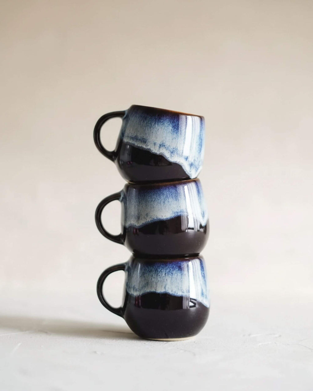 Ensemble de tasses artisanales UNIVERS empilées, émail bleu profond et clair, fait main au Portugal.