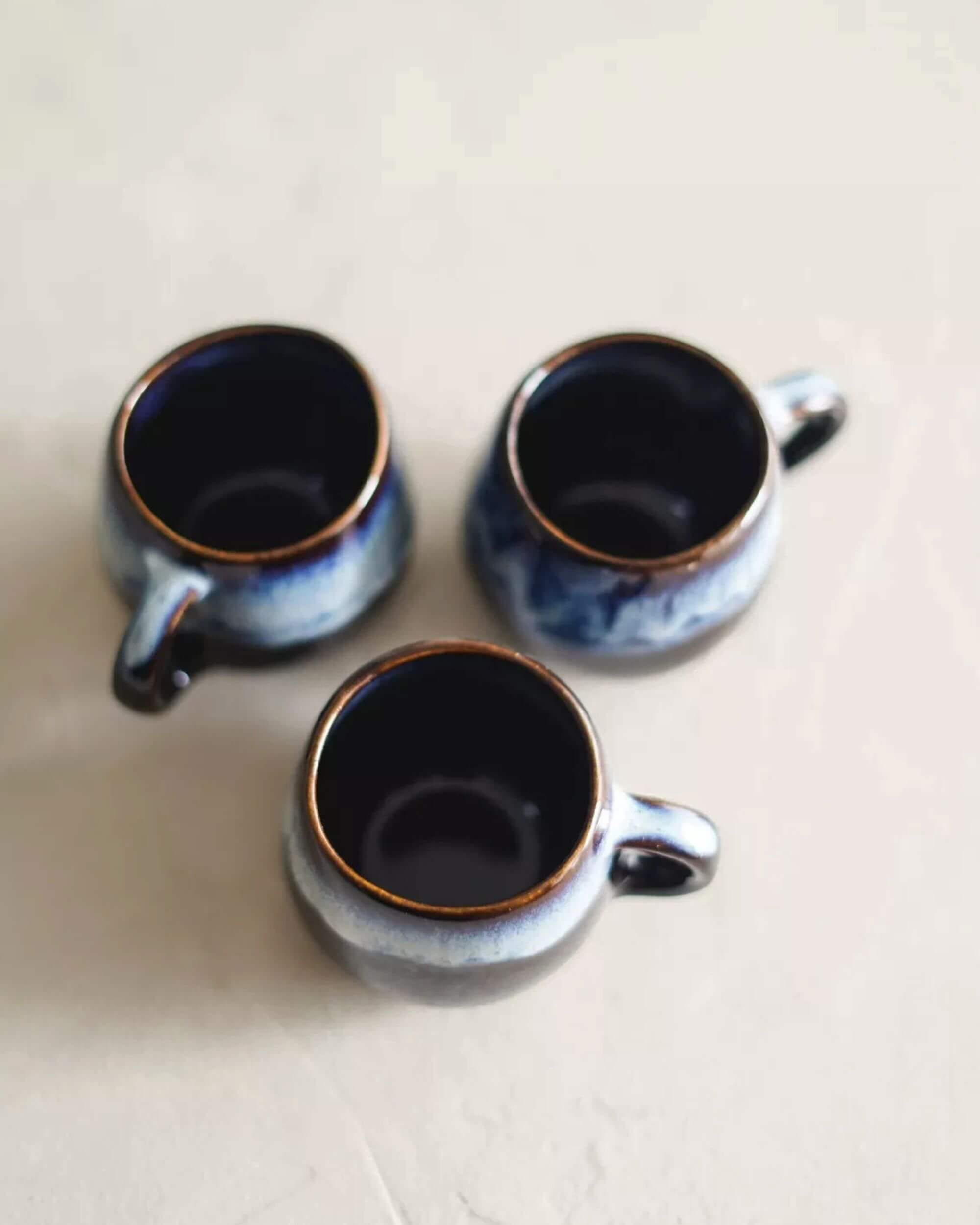 Vue du dessus de la tasse artisanale UNIVERS en céramique bleue, finition brillante et artisanale.