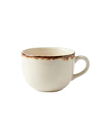 Vue de côté de la tasse déjeuner Sierra en grès beige avec une bordure marron rustique sur fond blanc.