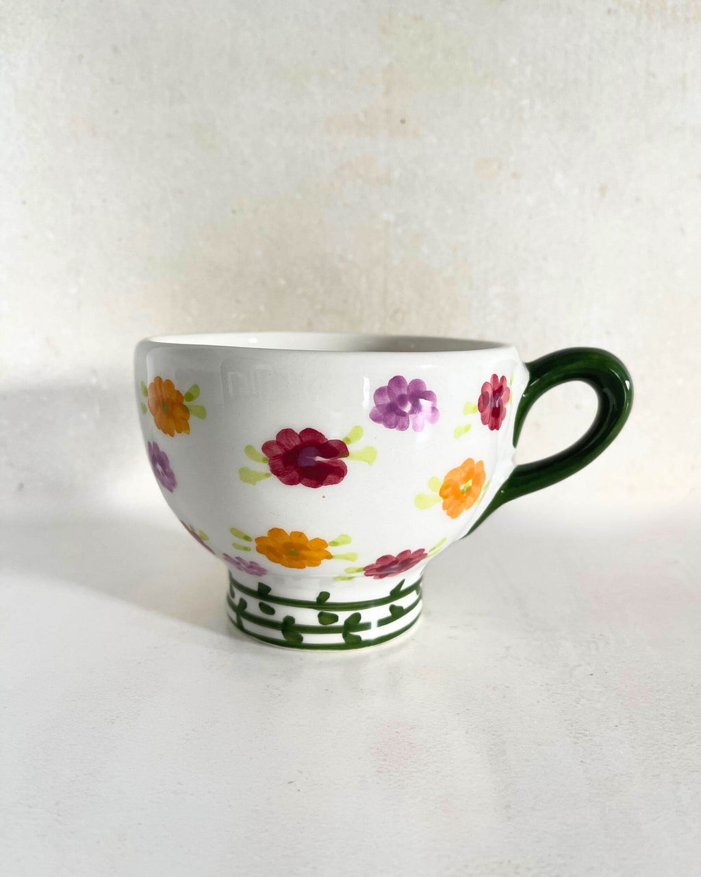 Gros plan sur la tasse artisanale SUZANNE, céramique florale multicolore fabriquée à Manises