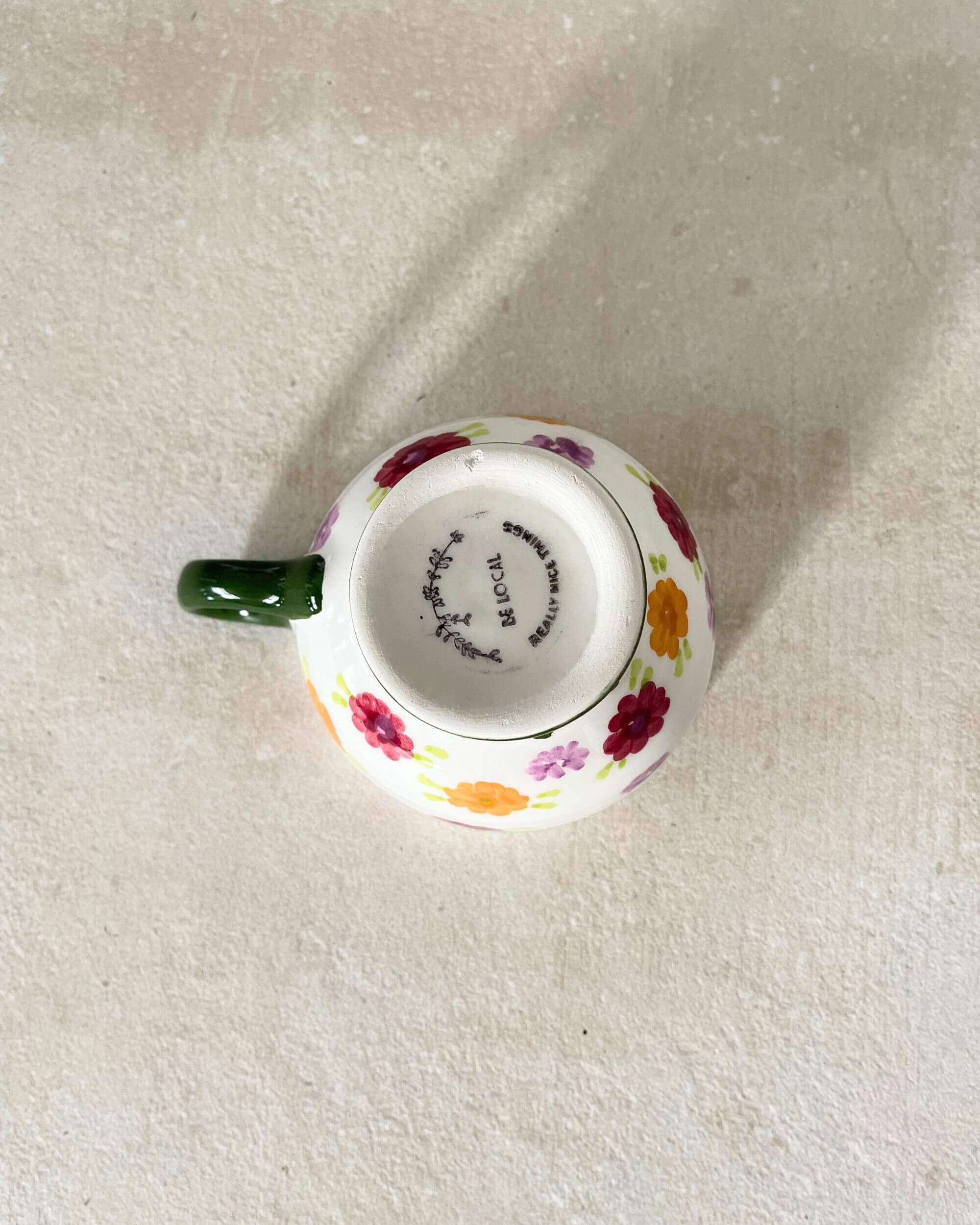 Base de la tasse SUZANNE artisanale, signature “Made in Spain” – céramique espagnole Blomstra Home