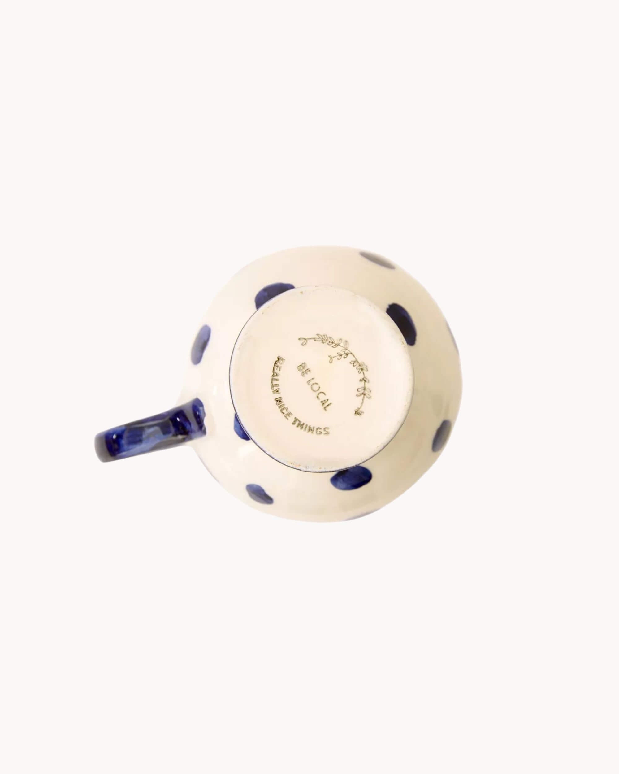 Base de la tasse SUZANNE à pois bleus, fabriquée à la main à Manises – Blomstra Home