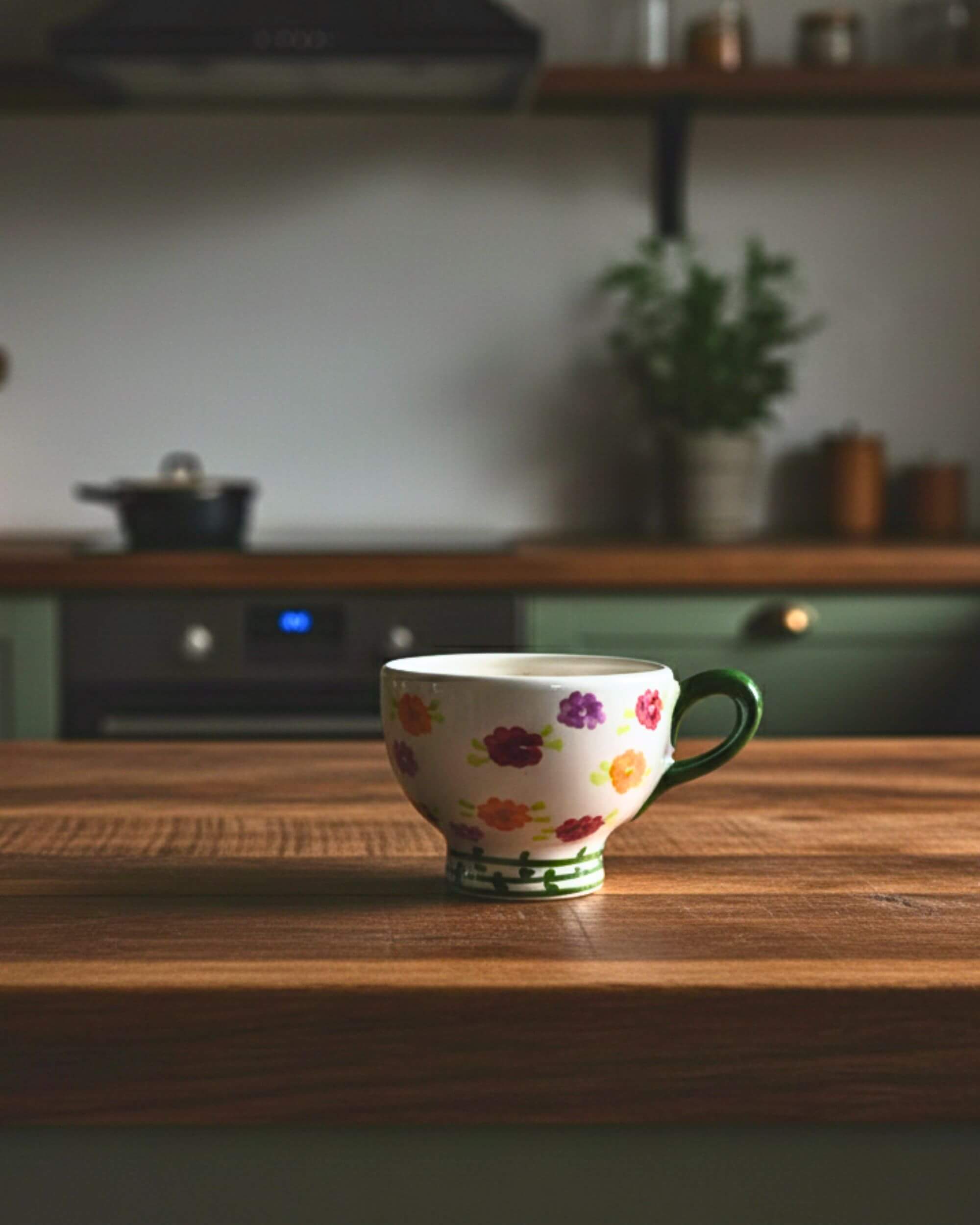 Tasse SUZANNE florale multicolore posée sur un plan de travail en bois – ambiance méditerranéenne