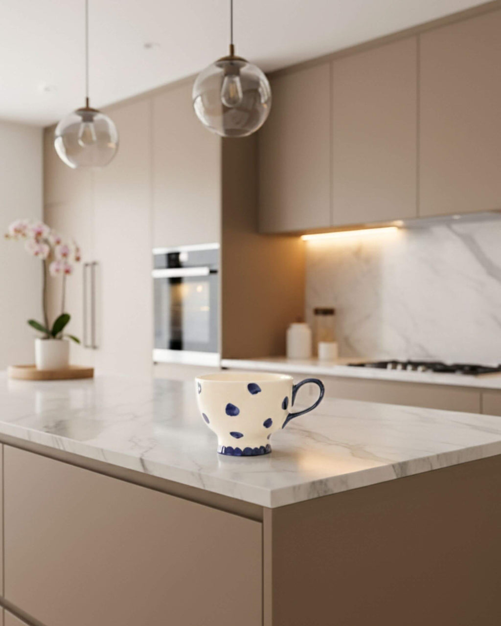 Tasse SUZANNE à points bleus en céramique artisanale, posée sur un plan de travail clair