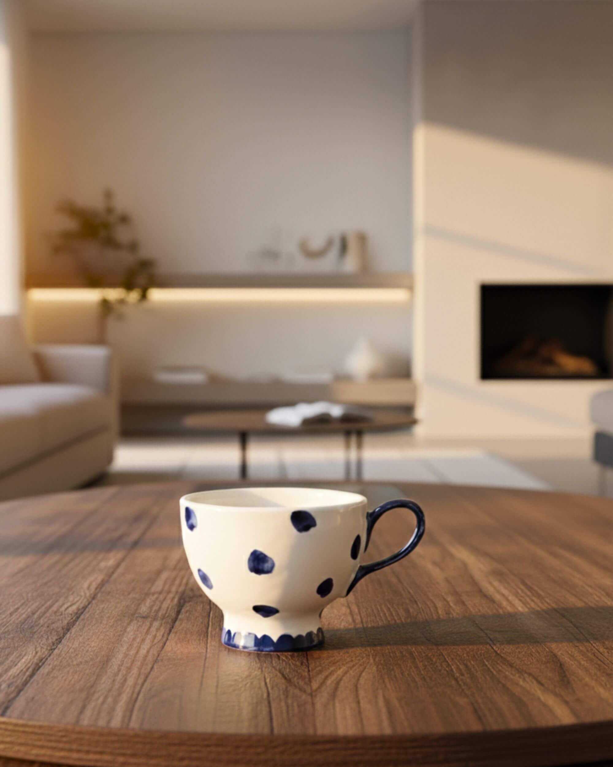 Tasse SUZANNE blanche à pois bleus sur table en bois – design artisanal méditerranéen