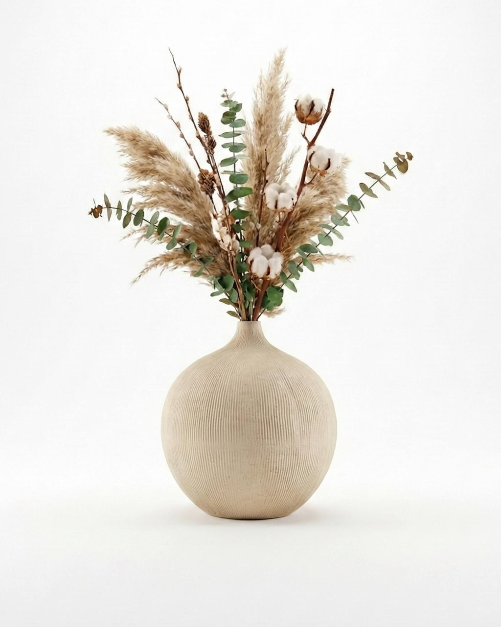 Vase Arena présenté avec un bouquet d'eucalyptus et de pampas. Inspiration déco bohème chic pour le salon.