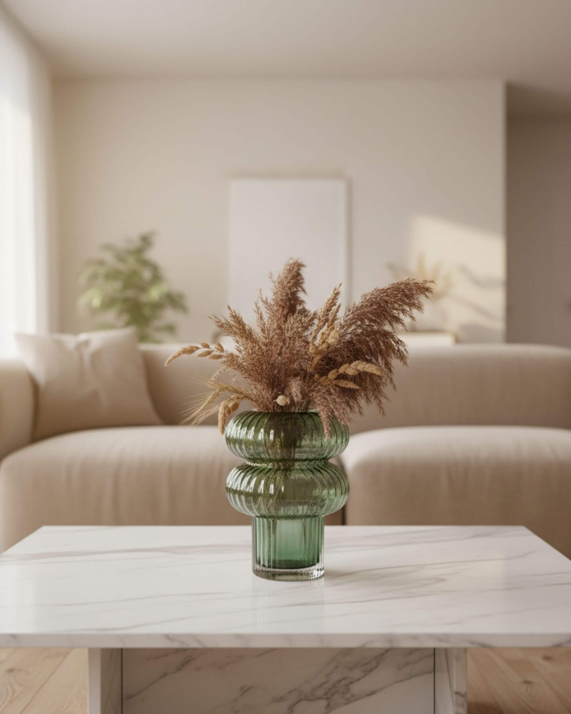 Vase AURORA en verre vert texturé avec bouquet séché sur table en marbre – décoration de salon élégante Blomstra Home