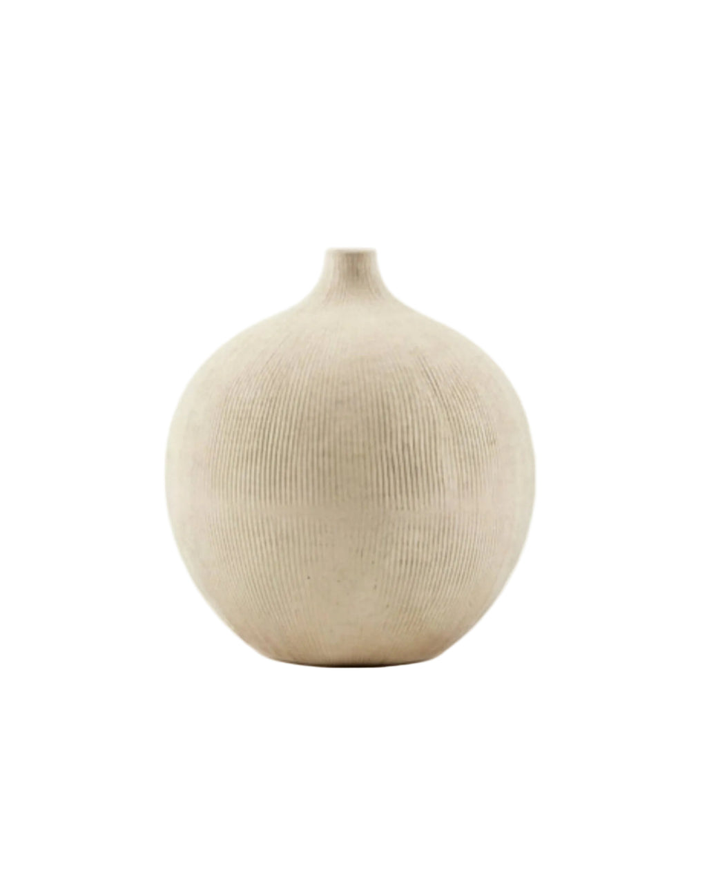Vase rond Arena vide sur fond blanc. Texture striée verticale artisanale et couleur sable naturel.