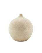 Vase rond Arena vide sur fond blanc. Texture striée verticale artisanale et couleur sable naturel.