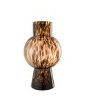 Gros plan vase design Léone verre ambré tacheté marron sur fond blanc forme arrondie.