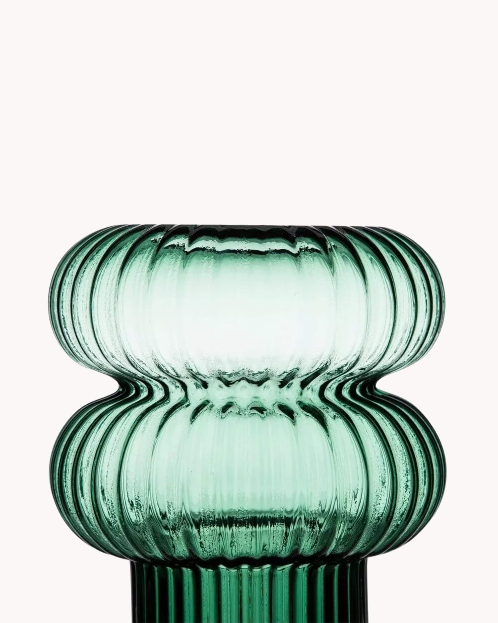 Détail du relief texturé du vase en verre vert AURORA